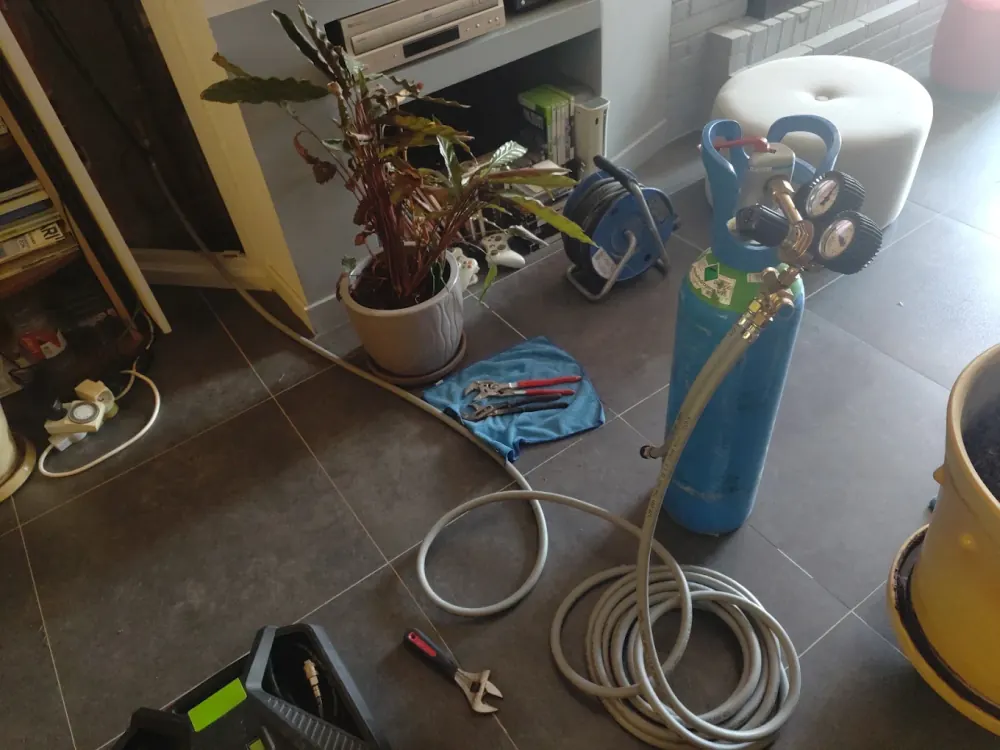 Équipement de recherche de fuite déployé à l’intérieur d’un logement