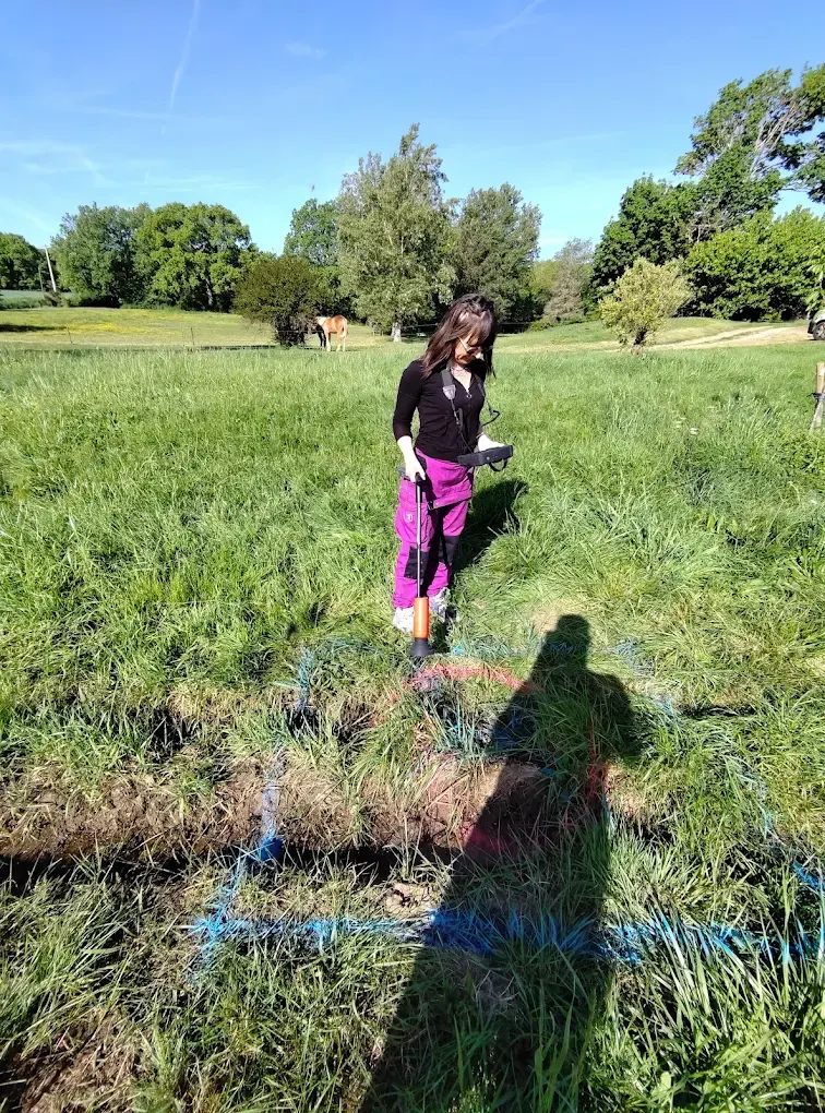 La spécialiste Aqua’Détect’Occitanie en recherche de fuite dans un jardin